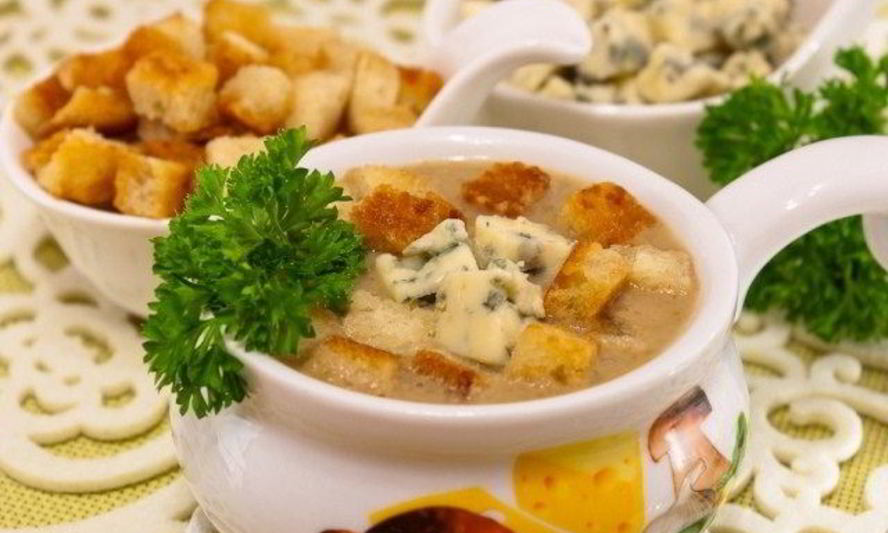 Рецепт супа с грибами, сухариками и сыром с благородной плесенью