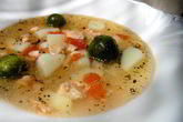 Суп с лососем, брюссельской капустой и помидором