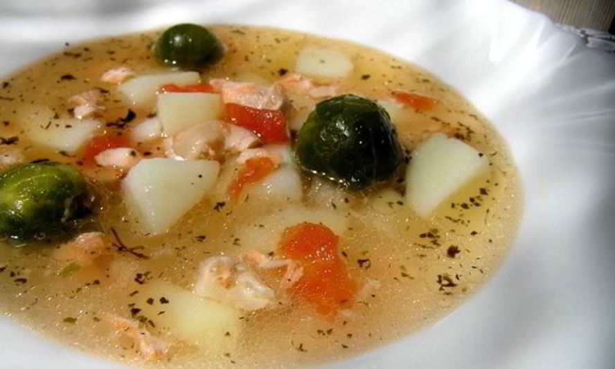 Рецепт супа с лососем, брюссельской капустой и помидором