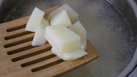 суп с лососем, брюссельской капустой и помидором