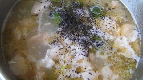 суп с лососем, брюссельской капустой и помидором