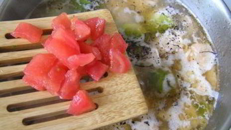 суп с лососем, брюссельской капустой и помидором