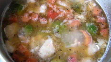 суп с лососем, брюссельской капустой и помидором