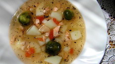 суп с лососем, брюссельской капустой и помидором