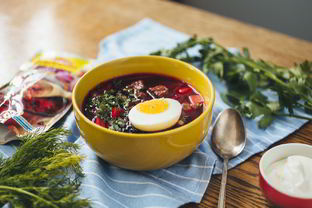 Горячий свекольник с яйцом