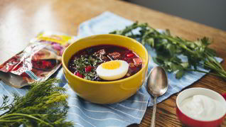 Горячий свекольник с яйцом