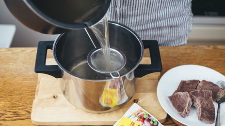 горячий свекольник с яйцом