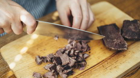 горячий свекольник с яйцом