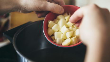 горячий свекольник с яйцом