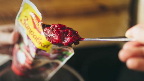 горячий свекольник с яйцом