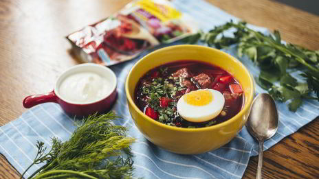 горячий свекольник с яйцом