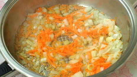 свекольник со щавелем, фасолью и шампиньонами