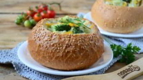 сырный суп с брокколи в булочках