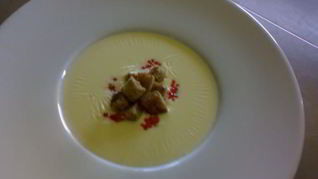 Сырный суп с крутонами и красной икрой