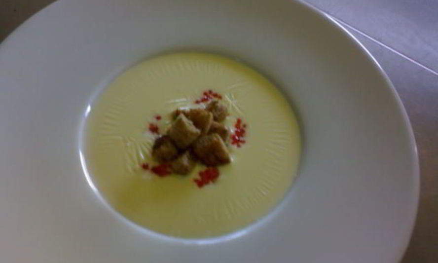 Рецепт сырного супа с крутонами и красной икрой