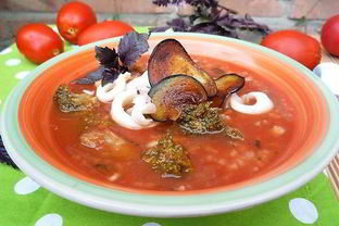 Томатный суп с брокколи и кальмарами