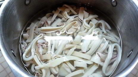 томатный суп с брокколи и кальмарами