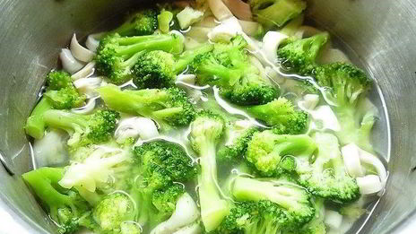 томатный суп с брокколи и кальмарами