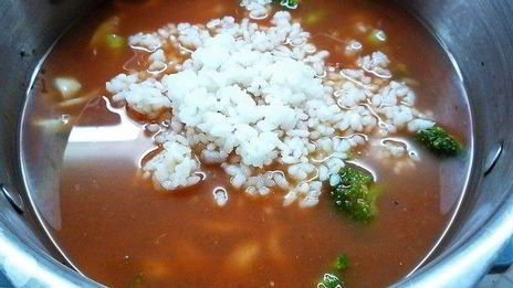 томатный суп с брокколи и кальмарами