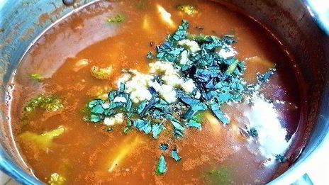 томатный суп с брокколи и кальмарами