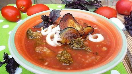 томатный суп с брокколи и кальмарами