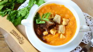 Тыквенный крем-суп с крутонами и голубым сыром