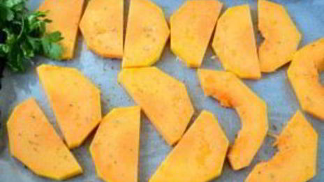 тыквенный крем-суп с крутонами и голубым сыром