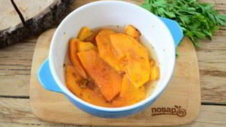 тыквенный крем-суп с крутонами и голубым сыром