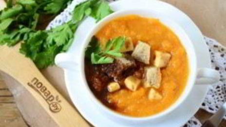 тыквенный крем-суп с крутонами и голубым сыром