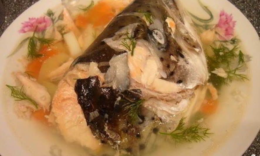 Рецепт ухи из семги с помидорами