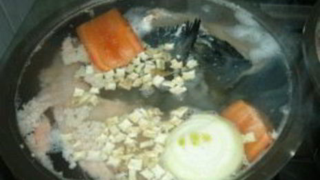 уха из семги с помидорами