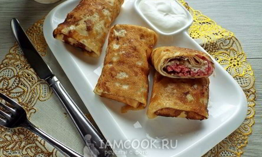 Рецепт блинчиков с колбасой и сыром