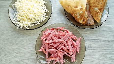 блинчики с колбасой и сыром