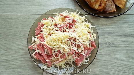 блинчики с колбасой и сыром