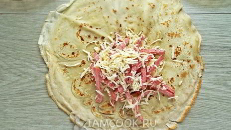 блинчики с колбасой и сыром