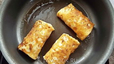 блинчики с колбасой и сыром