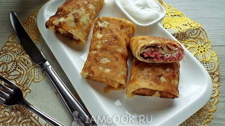 блинчики с колбасой и сыром