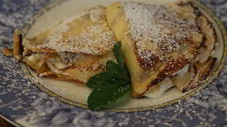 Блинчики с творогом, изюмом и апельсиновой цедрой