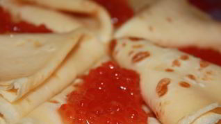 Блины на кефире с красной икрой