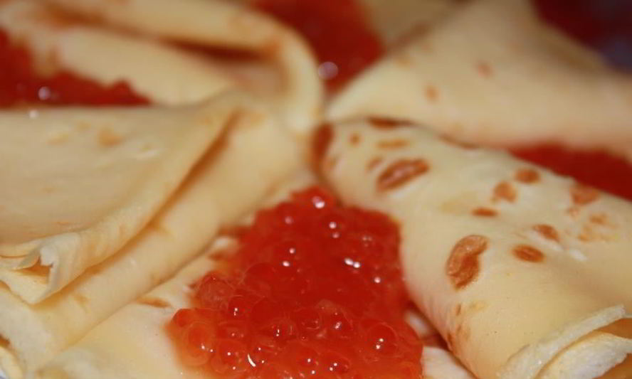 Рецепт блинов на кефире с красной икрой