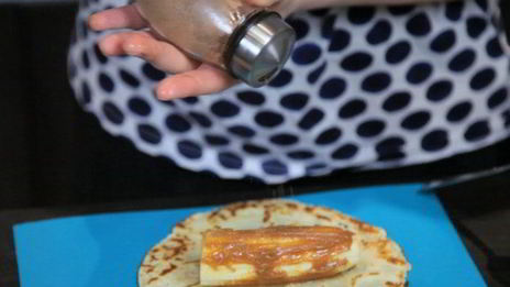 блины с бананом и вареной сгущенкой