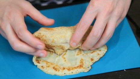 блины с бананом и вареной сгущенкой