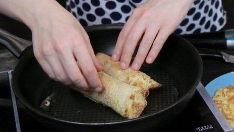 блины с бананом и вареной сгущенкой