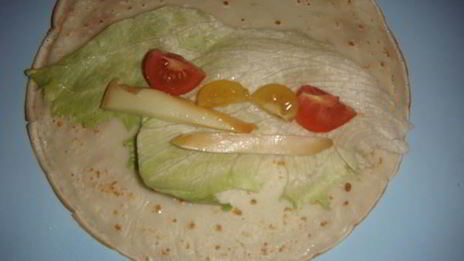 блины с копченым кальмаром и овощами