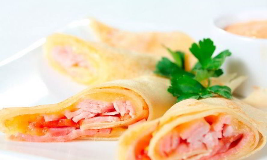 Рецепт тонких блинчиков с начинкой на завтрак