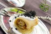 Тонкие гречневые блины со сметаной и черной икрой