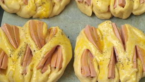 булочки с колбасой