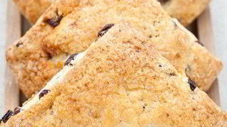 Булочки с пророщенной пшеницей, ягодами и орехами