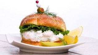 Булочки с салатом и креветками