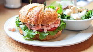 Булочки с томатами, зеленым салатом и креветками